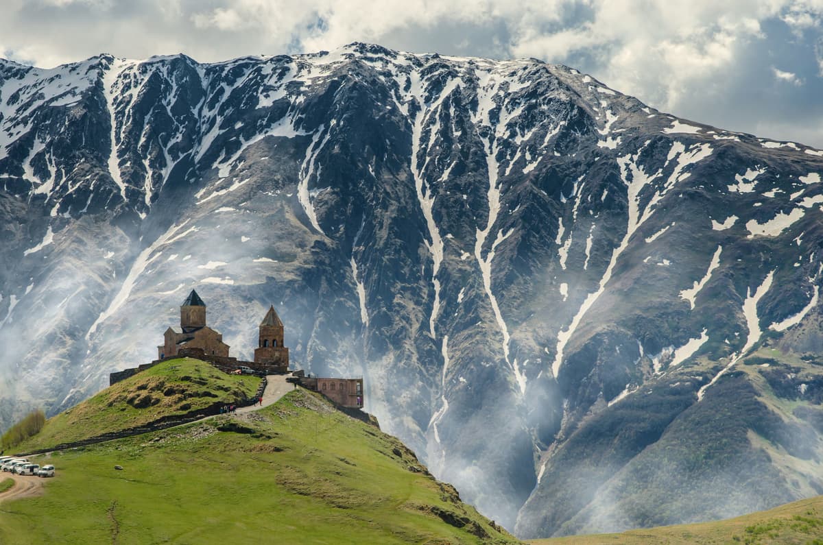 Descobrir Kazbegi: A Jóia Escondida da Geórgia de História e Beleza Natural