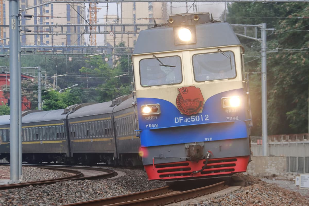 Guia Definitivo: Viajar no Trem Noturno de Bangkok para Chiang Mai (Análise da Cabine Dormitório)